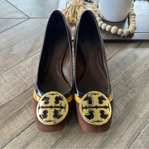 Tory Burch Brown Suede Block Heels with Gold Metal TB emblem. Size 6.5 Women’s - Picture 2 of 8
